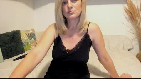 Snapshot of jadore_able82 chatting on 12, 11, 2025 elena online show from 12, 11, 2025