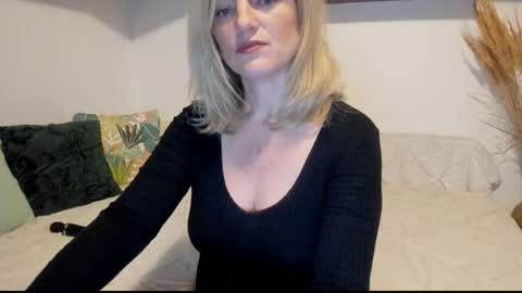 Snapshot of jadore_able82 chatting on 16, 11, 2025 elena online show from 16, 11, 2025
