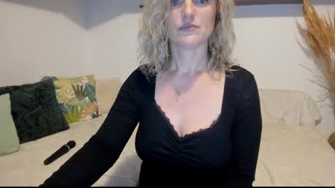 Snapshot of jadore_able82 chatting on 19, 11, 2025 elena online show from 19, 11, 2025