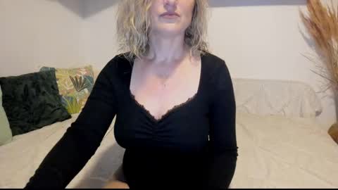 Snapshot of jadore_able82 chatting on 20, 11, 2025 elena online show from 20, 11, 2025