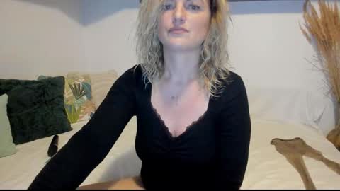 Snapshot of jadore_able82 chatting on 3, 12, 2025 elena online show from 3, 12, 2025