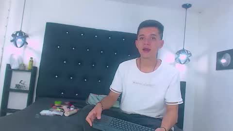 Snapshot of james_and_kenet chatting on 19, 2, 2026 James y Kenet online show from 19, 2, 2026