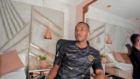 Snapshot of jamesparck chatting on 7, 1, 2025 James online show from 7, 1, 2025