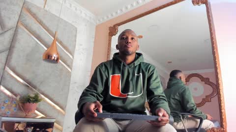 Snapshot of jamesparck chatting on 24, 1, 2025 James online show from 24, 1, 2025