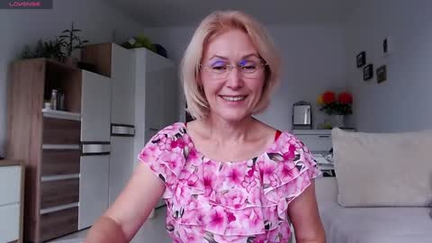 Snapshot of jasmin18v chatting on 30, 9, 2025 Jasmin room for people 40 online show from 30, 9, 2025