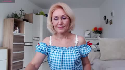 Snapshot of jasmin18v chatting on 17, 10, 2025 Jasmin room for people 40 online show from 17, 10, 2025