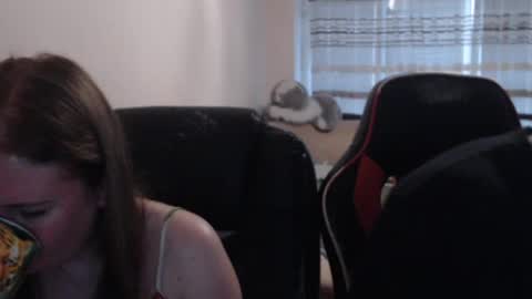 Snapshot of jenisandpeter chatting on 4, 7, 2026 JenisAndPeter online show from 4, 7, 2026