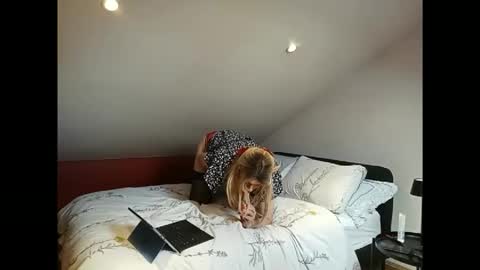 Jenny Jay online show from 16, 2, 2026