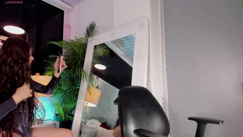 Snapshot of jessicameron chatting on 5, 5, 2026 JESSI AND NAOMI online show from 5, 5, 2026
