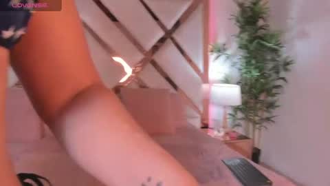 Snapshot of jessiica_stonne2 chatting on 5, 7, 2026 JESSICA STONNE online show from 5, 7, 2026
