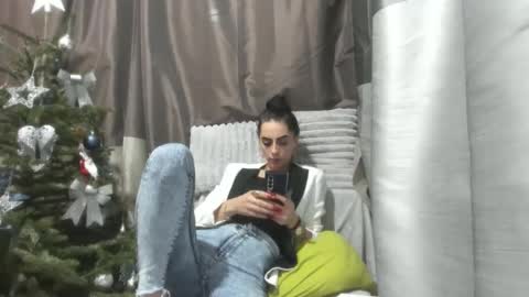 Snapshot of jessystarrr chatting on 16, 12, 2025 Jessy online show from 16, 12, 2025