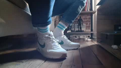 Snapshot of jobbeduval chatting on 3, 2, 2025 GUILLAUME feet and socks online show from 3, 2, 2025