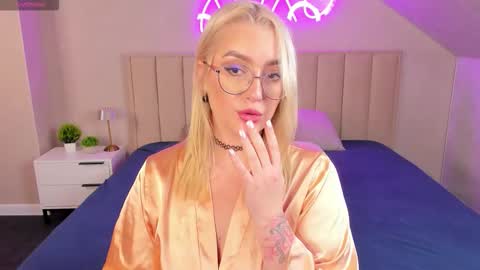 Snapshot of joyfuljasmine chatting on 17, 10, 2025 Vickie online show from 17, 10, 2025
