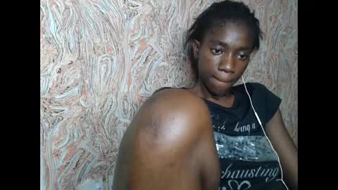 Snapshot of juicyberryx chatting on 5, 2, 2025 queen online show from 5, 2, 2025
