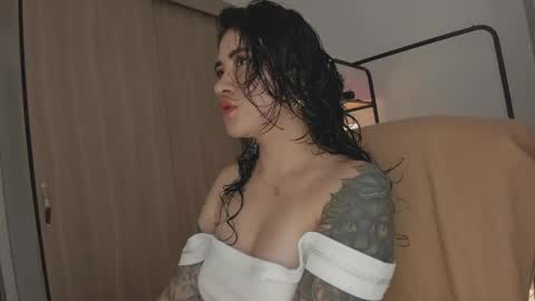 Juli Modelo Independiente online show from 17, 4, 2026