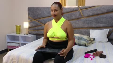 Julia Gomes online show from 30, 1, 2025