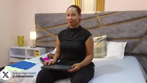 Julia Gomes online show from 2, 3, 2025