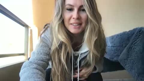 julialemilf online show from 18, 4, 2026