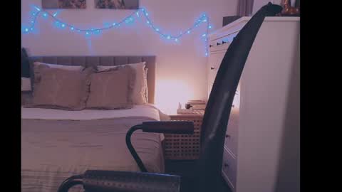 julialiones online show from 28, 1, 2025