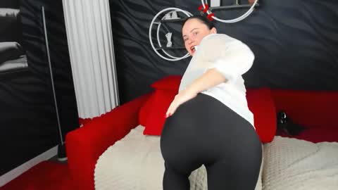 juliamillss online show from 18, 9, 2025