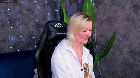 Snapshot of julie_lucasss chatting on 5, 2, 2026 Julie Lucasss online show from 5, 2, 2026