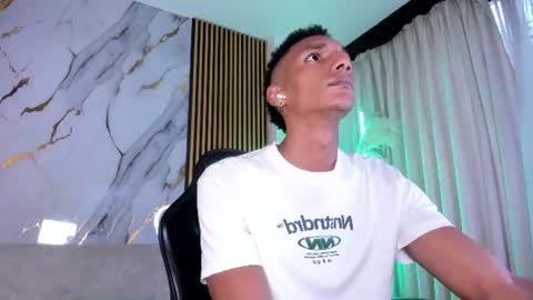 Snapshot of juliensaint_ chatting on 18, 7, 2026 Julien online show from 18, 7, 2026