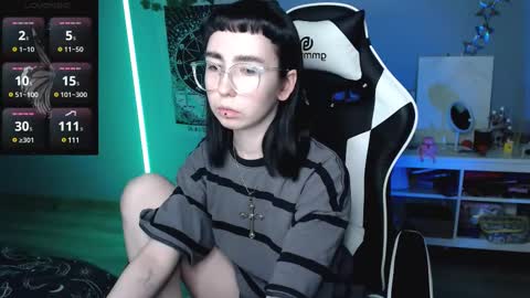 Snapshot of julscinamon chatting on 22, 2, 2025 Baroness Von Cringe online show from 22, 2, 2025