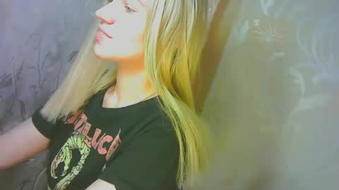 Snapshot of karolynafox chatting on 12, 9, 2025 Caroline Fox online show from 12, 9, 2025