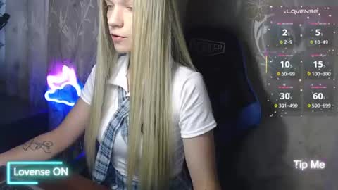 Snapshot of karolynafox chatting on 25, 7, 2026 Caroline Fox online show from 25, 7, 2026