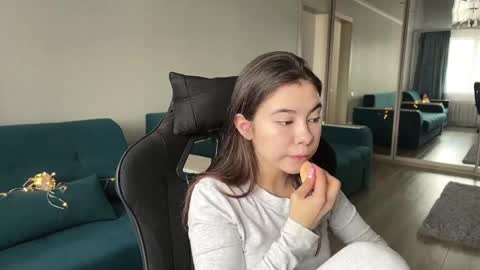 Snapshot of katheleenschraub chatting on 5, 6, 2026 Elle online show from 5, 6, 2026