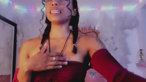 Snapshot of kelly__thomson chatting on 5, 1, 2025 kelly__thomson online show from 5, 1, 2025