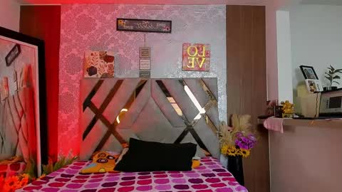 Snapshot of kelly__thomson chatting on 8, 9, 2025 kelly__thomson online show from 8, 9, 2025