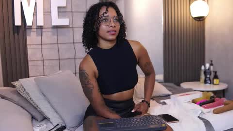 kelly__thomson online show from 1, 4, 2026