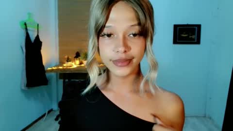 kendra_lunaxx online show from 17, 5, 2026