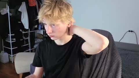 Snapshot of kessy_white chatting on 22, 10, 2025 Kessy online show from 22, 10, 2025