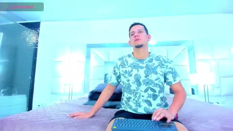 Snapshot of kevin__max_ chatting on 4, 12, 2025 Kev online show from 4, 12, 2025