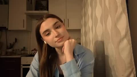 Ola my name is Lissa  Lets hit 10 Thumbs Up together   online show from 5, 4, 2026