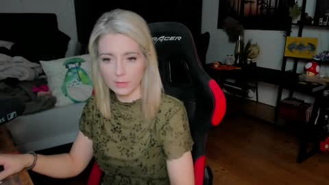 Wolfs Girl online show from 18, 10, 2025