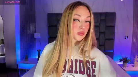 Snapshot of kinkydoll_ chatting on 18, 7, 2026 Sara online show from 18, 7, 2026
