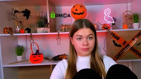 Snapshot of kira_vee chatting on 28, 10, 2025 kira_vee online show from 28, 10, 2025