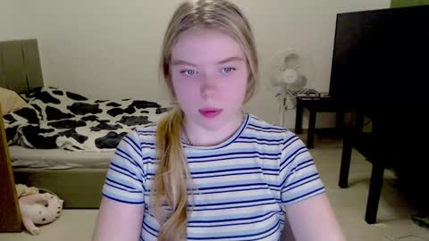 Snapshot of kitten_jenny01 chatting on 1, 12, 2024 Jennyblonde and Emmabrunette online show from 1, 12, 2024