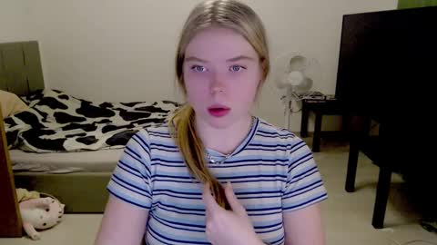 Snapshot of kitten_jenny01 chatting on 1, 12, 2024 Jennyblonde and Emmabrunette online show from 1, 12, 2024