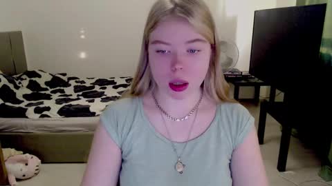 Snapshot of kitten_jenny01 chatting on 4, 12, 2024 Jennyblonde and Emmabrunette online show from 4, 12, 2024