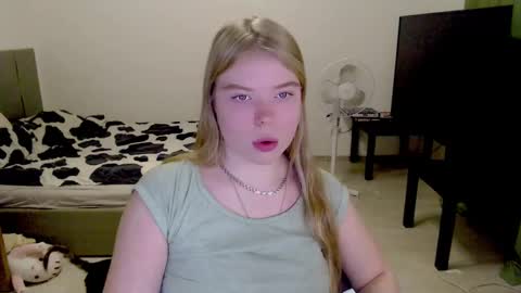 Snapshot of kitten_jenny01 chatting on 4, 12, 2024 Jennyblonde and Emmabrunette online show from 4, 12, 2024