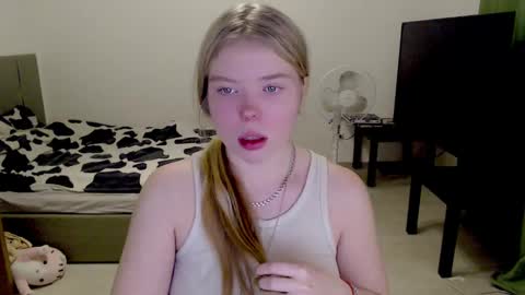 Snapshot of kitten_jenny01 chatting on 8, 12, 2024 Jennyblonde and Emmabrunette online show from 8, 12, 2024