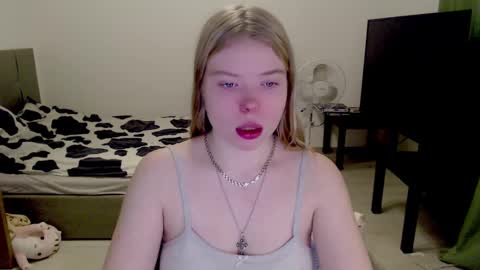 Snapshot of kitten_jenny01 chatting on 9, 12, 2024 Jennyblonde and Emmabrunette online show from 9, 12, 2024