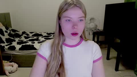 Snapshot of kitten_jenny01 chatting on 17, 12, 2024 Jennyblonde and Emmabrunette online show from 17, 12, 2024