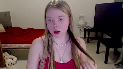 Snapshot of kitten_jenny01 chatting on 4, 2, 2025 Jennyblonde and Emmabrunette online show from 4, 2, 2025