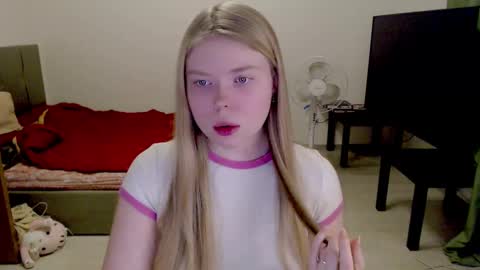 Snapshot of kitten_jenny01 chatting on 5, 2, 2025 Jennyblonde and Emmabrunette online show from 5, 2, 2025