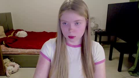Snapshot of kitten_jenny01 chatting on 5, 2, 2025 Jennyblonde and Emmabrunette online show from 5, 2, 2025
